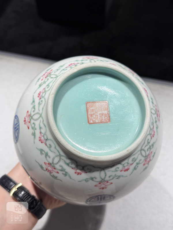 民国 粉彩如意披肩花蝶纹长颈瓶 - 图14